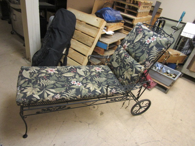 lot 416 image: VINTAGE STYLE PATIO LOUNGE CHAIR