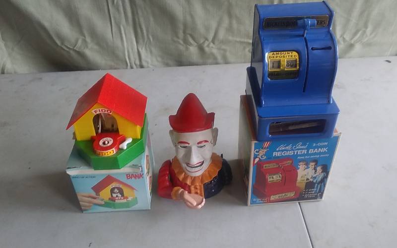 lot 13 image: Mechanical Clown. Cash Register & Dog House Banks