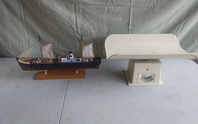 lot 22 image: Vintage Baby Scale, Ship Model