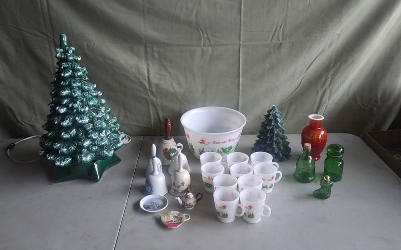 lot 25 image: Ceramic Christmas Tree, Tom & Jerry Batter Set, Misc