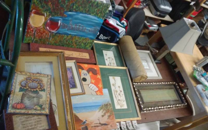 lot 42 image: Large Lot Of Home Decor & Lamp With Shade