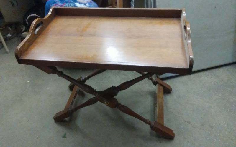 lot 44 image: Pennsylvania House Furniture  2-Piece Butlers Table (Tray & Stand 18x30)