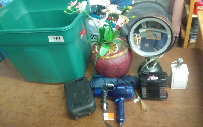 lot 49 image: Lighted Make-Up Mirror, Floral Centerpiece, Hair Misc, Includes Tote
