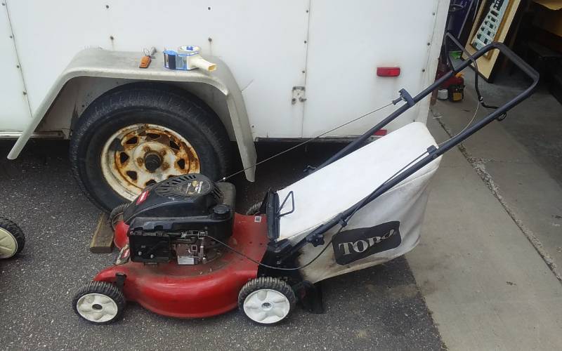 lot 2 image: Toro Recycler 20 Inch Lawn Mower With Bag (Missing Air Cleaner Cover)