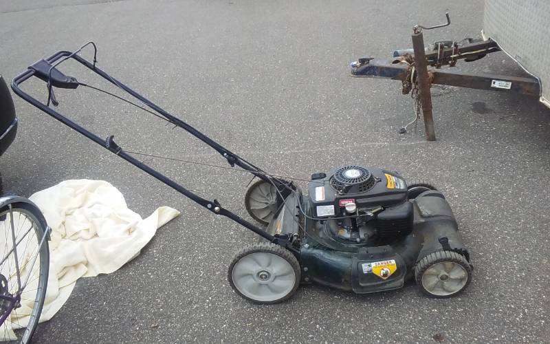 lot 3 image: Yard-Man Self Propelled Lawn Mower 21 Inch