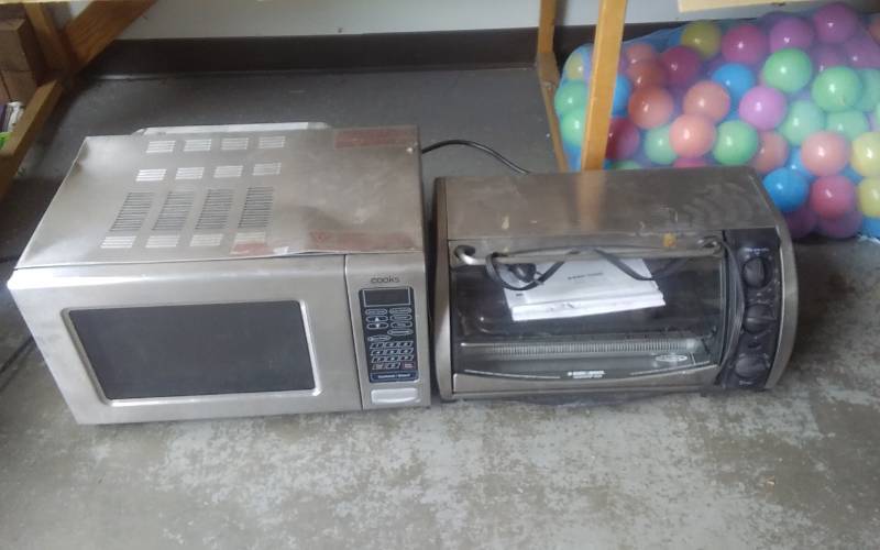 lot 7 image: Stainless Steel Microwave & Toaster Oven