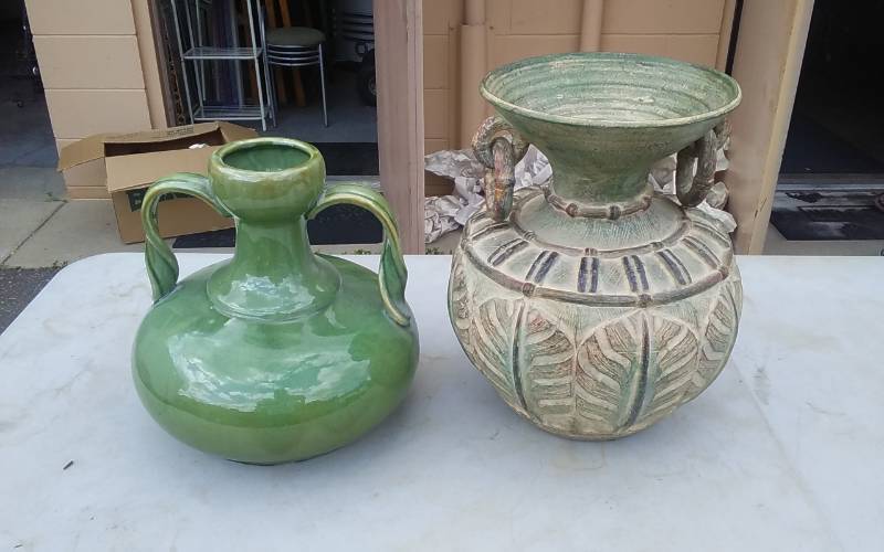 lot 14 image: 2-Pieces Pottery