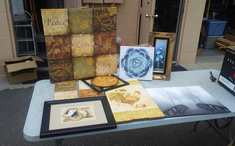 lot 15 image: Large Lot Of Wall Decor