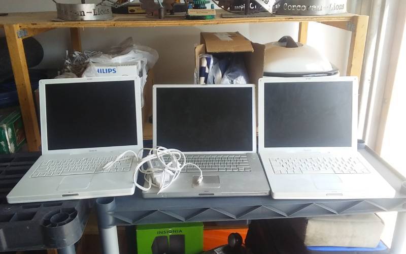 lot 23 image: 2-iBook G4, 1-Powerbook G4, Charger (Unknown Operating Condition)