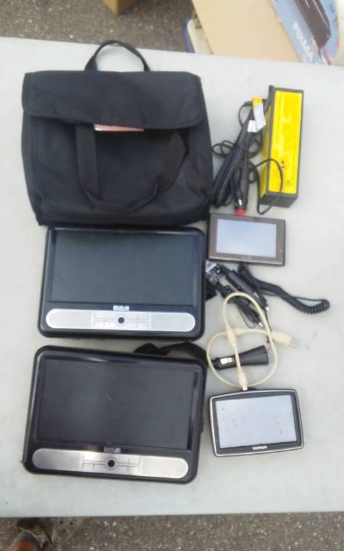 lot 28 image: Headrest Monitors, GPS, Auto Start