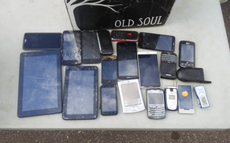 lot 29 image: Cell Phones, Tablets, Chargers, MP3