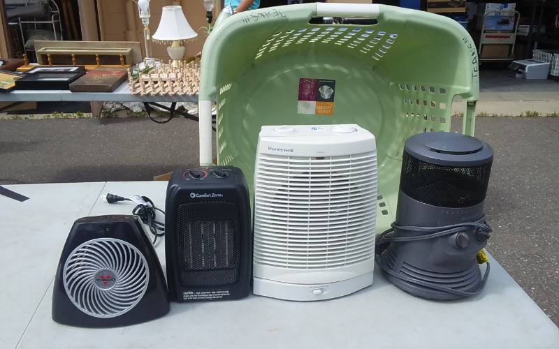 lot 33 image: 4-Electric Heaters, 1-Hamper
