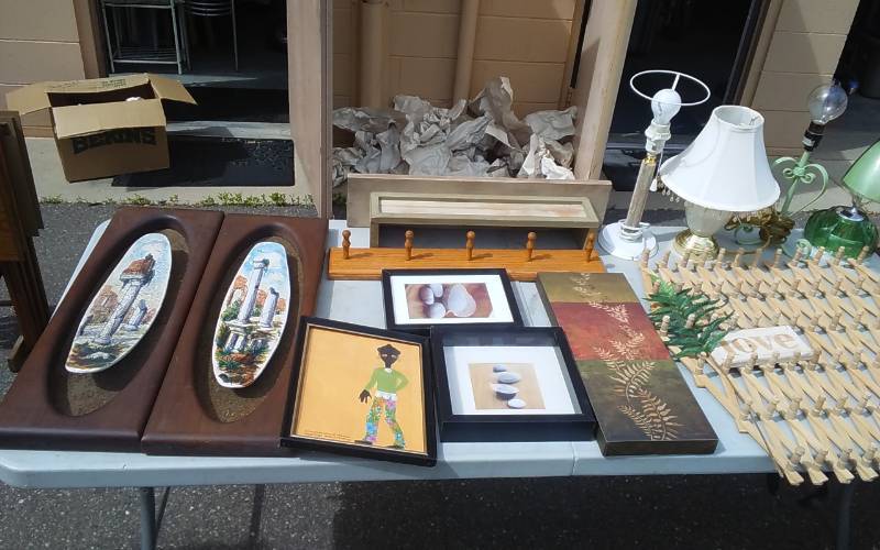 lot 34 image: Large Lot Of Home Decor