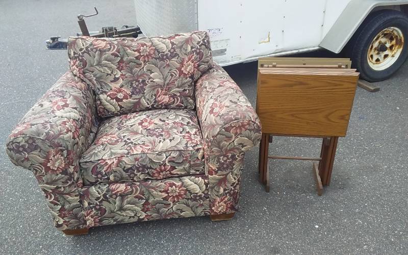 lot 37 image: Oversize Arm Chair & Set Of 4-TV Trays