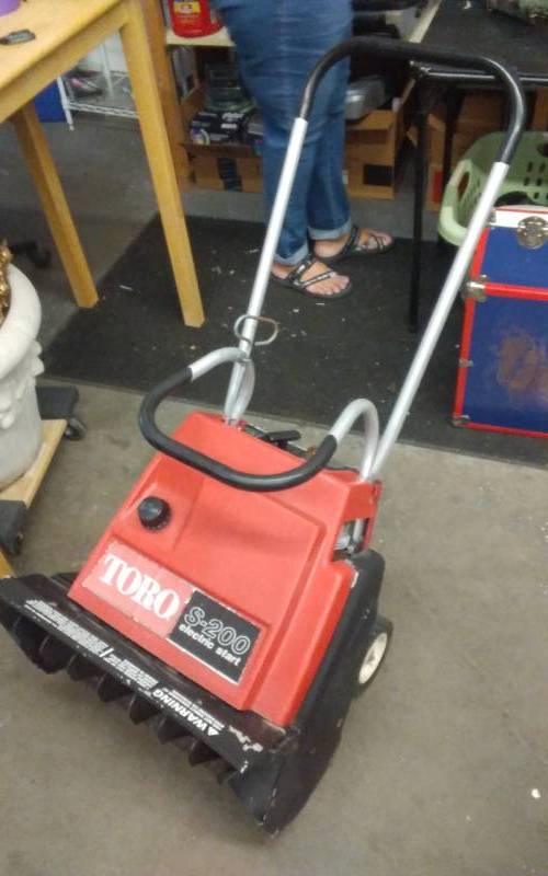 lot 49 image: Toro S-200 Electric Start Snow Thrower