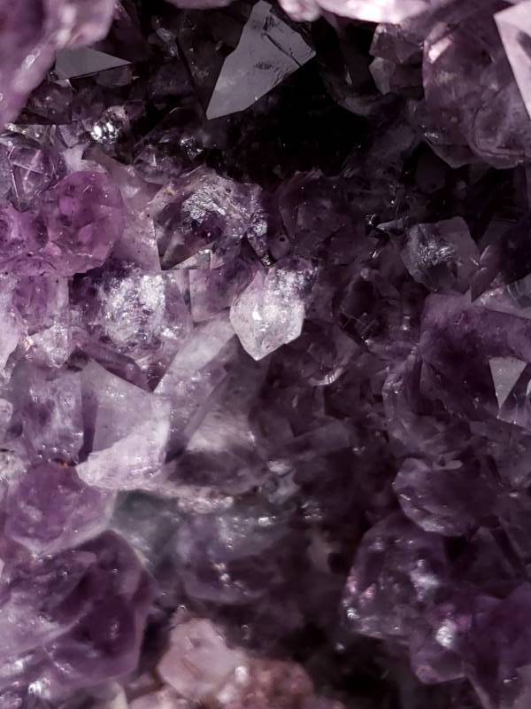 lot 600 image: Stunning Large Amethyst Geode Vug