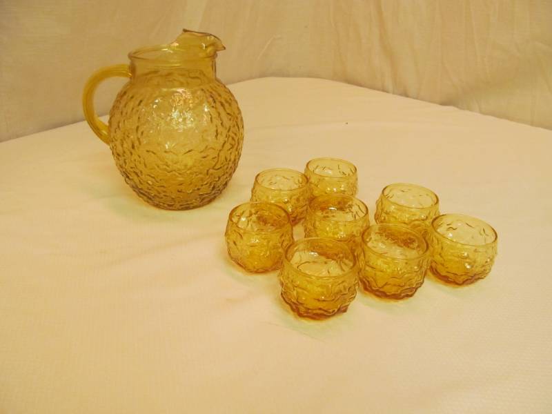 lot 3 image: Gold Anchor Hocking Milano Pitcher, Glasses