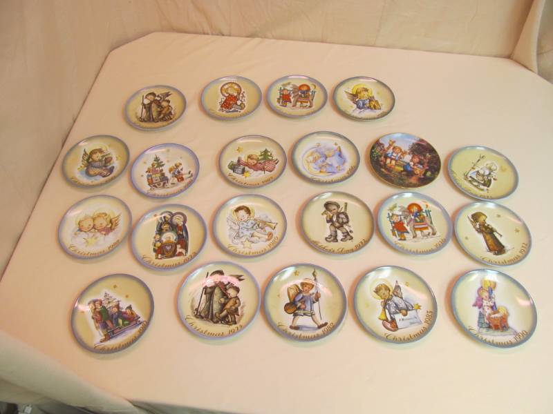 lot 4 image: Humo Christmas Plates