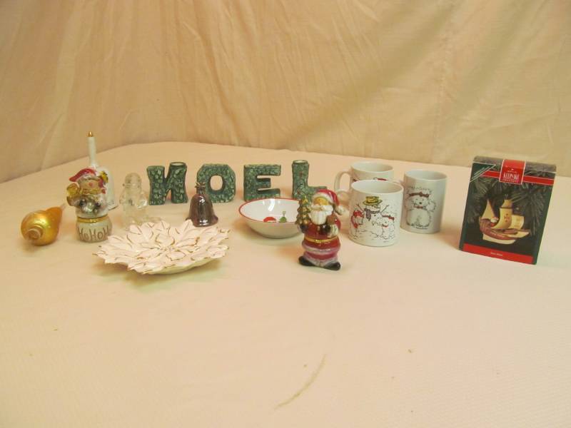 lot 6 image: Christmas Items