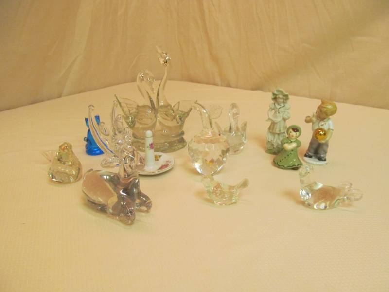 lot 7 image: Glass FigurinesPaperweights