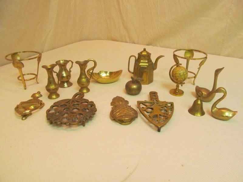 lot 10 image: Box of Brass Items