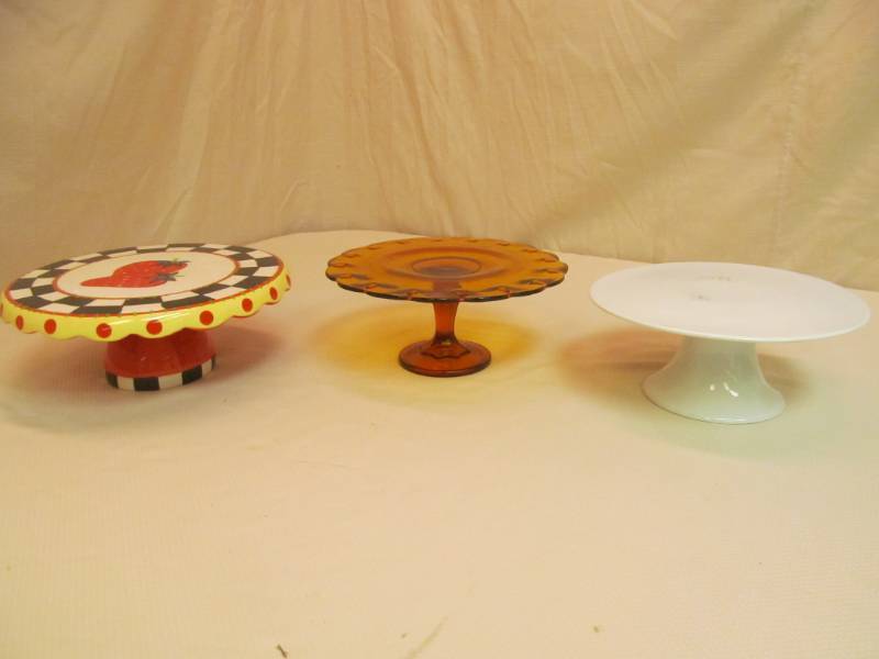 lot 15 image: Cake Plates