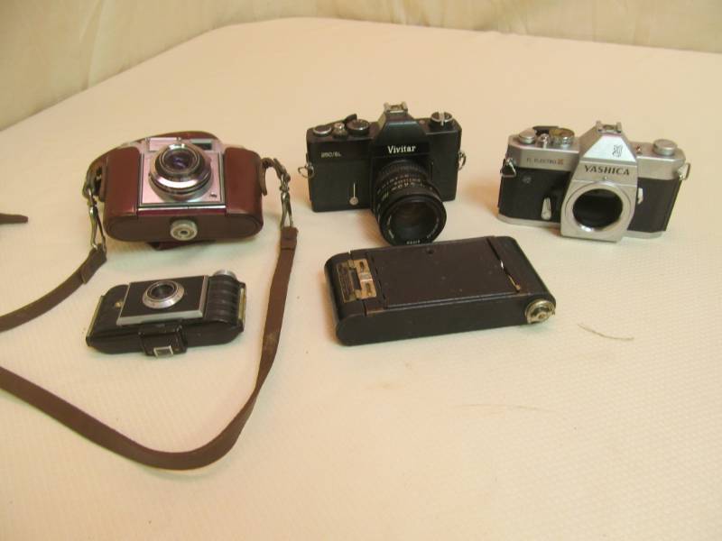 lot 17 image: Vintage Cameras