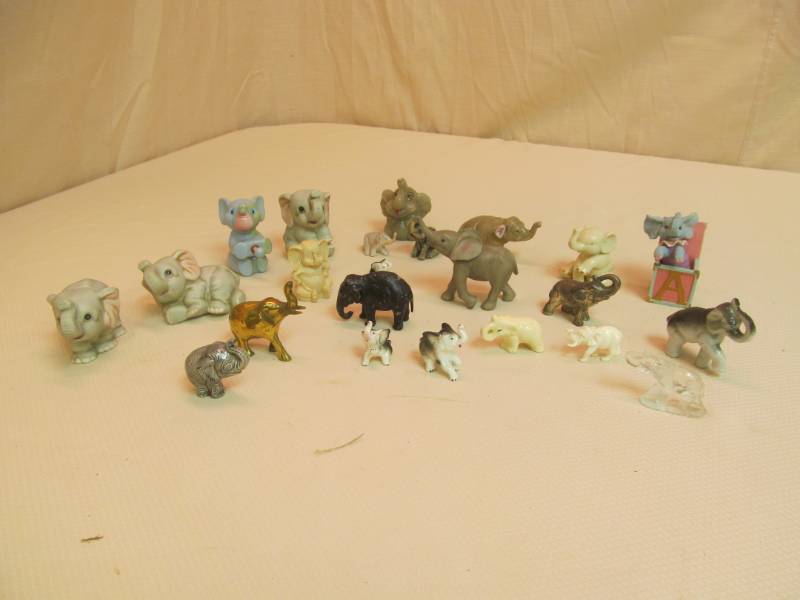 lot 18 image: Elephant Figurine Collection