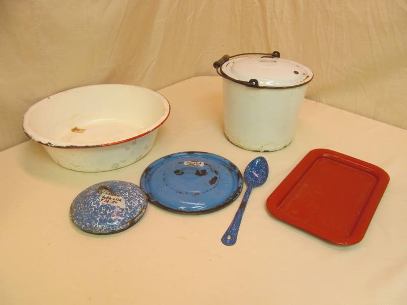 lot 26 image: Vintage Enamel
