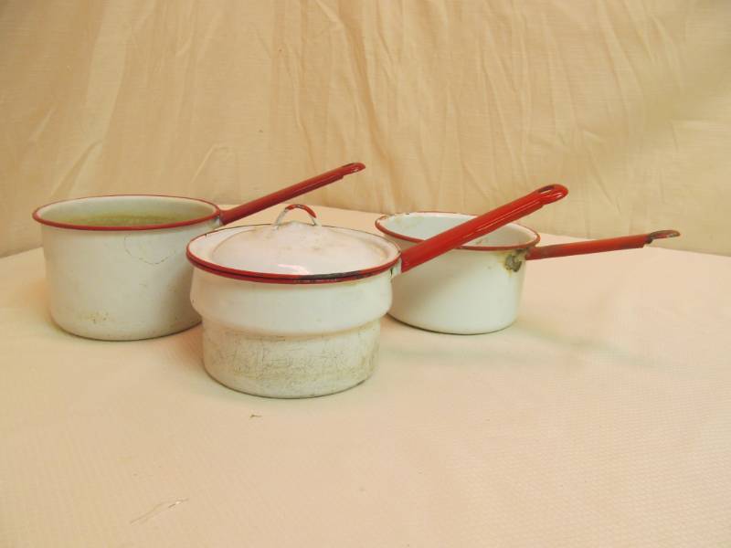 lot 27 image: Enamel Pots