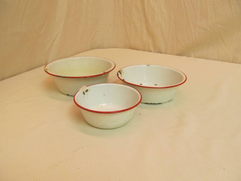 lot 28 image: Enamel Bowls