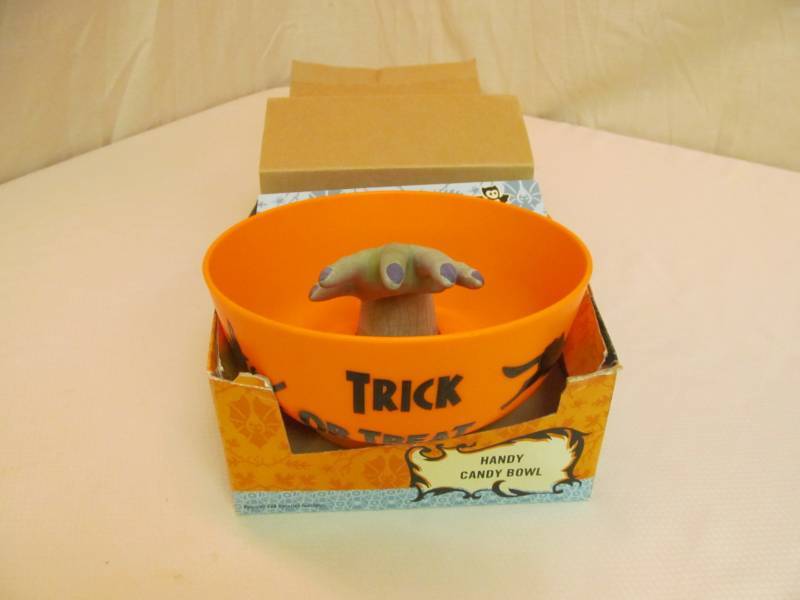 lot 38 image: Halloween Candy Bowl