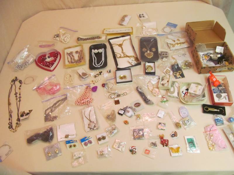 lot 40 image: Group of Jewelry