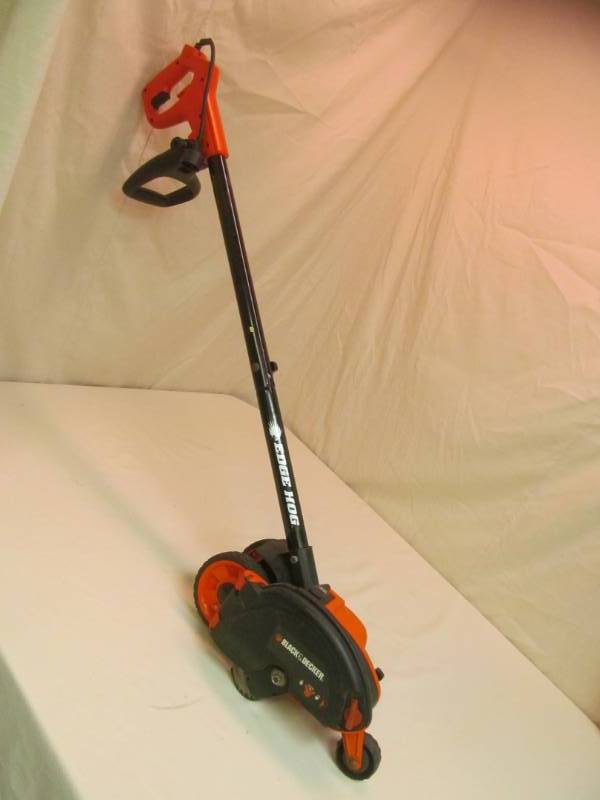 lot 46 image: Black & Decker Edger