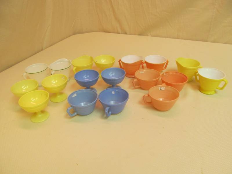lot 59 image: Modern Tone Glassware