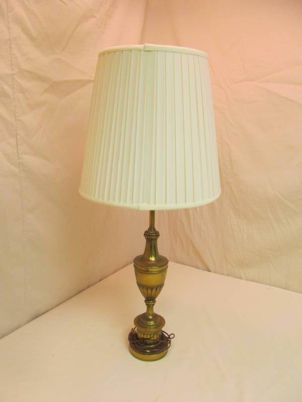 lot 65 image: Beautiful Antique Brass Lamp