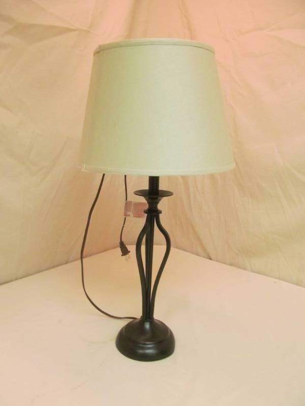 lot 66 image: Elegant Table Lamp w Brass Accent Trim
