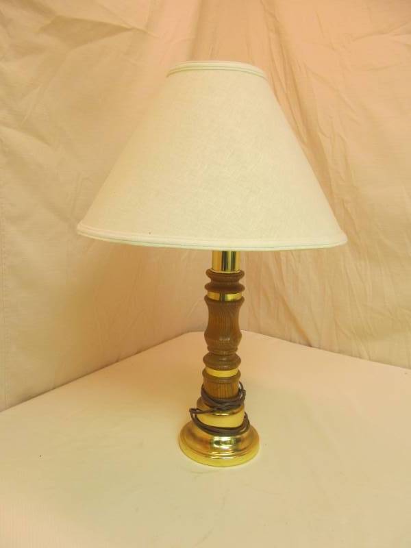 lot 67 image: table lamp