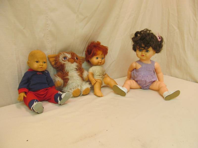 lot 101 image: vintage dolls