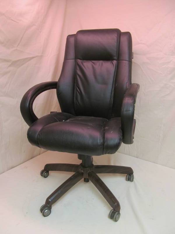 lot 120 image: Broyhill office chair