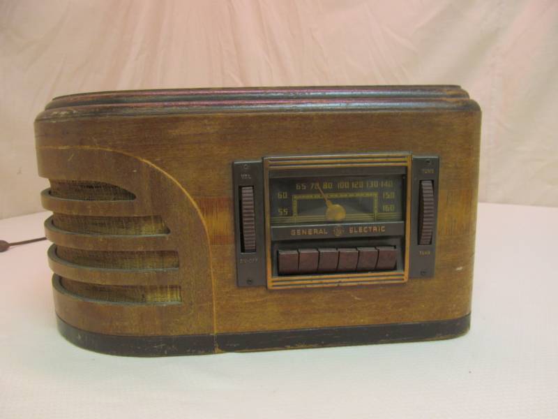 lot 139 image: Vintage Electric AM Radio