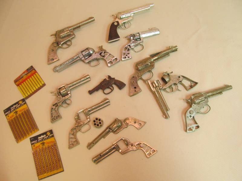 lot 149 image: Group of vintage toy cap shooter
