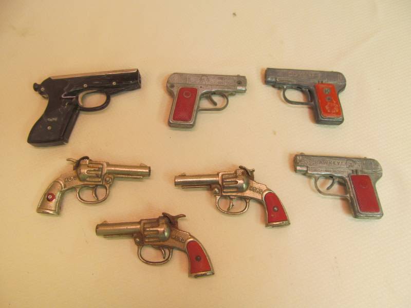 lot 150 image: Group of vintage cap guns
