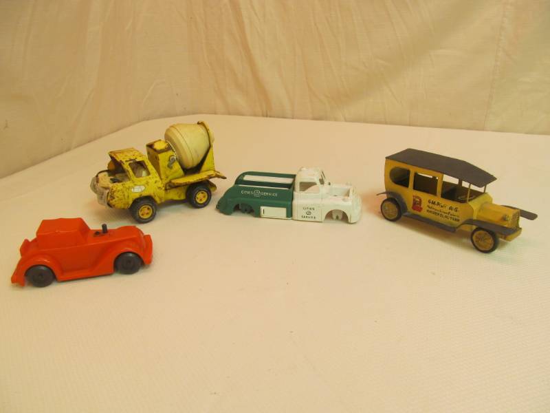 lot 158 image: Group of vintage trucks