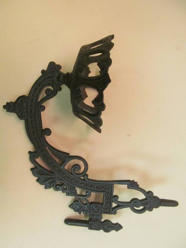 lot 160 image: Vintage cast iron oil lamp wall mount holder