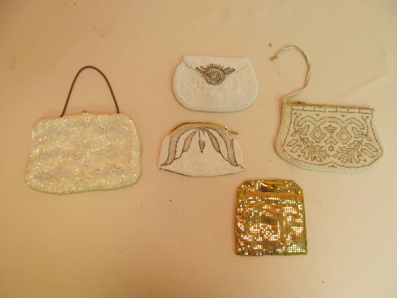 lot 163 image: Group of Vintage beaded coin pursesclutches