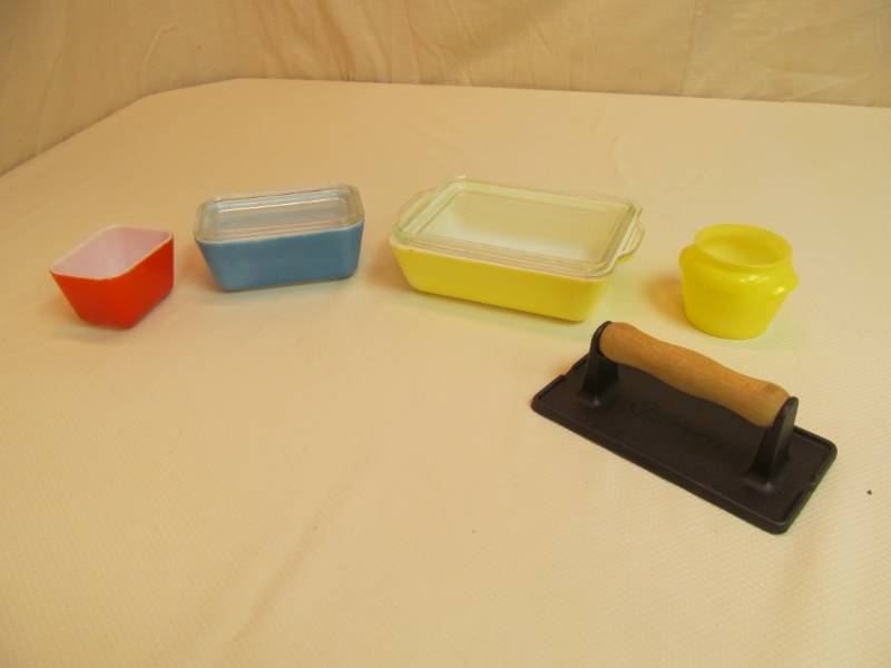 lot 172 image: Pyrex refridgerator dishes, jar, bacon press