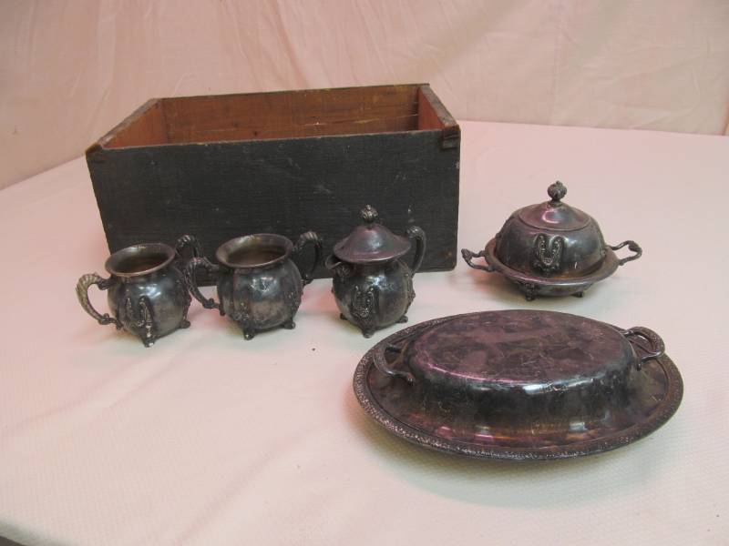 lot 175 image: Bowls, cream and sugar set