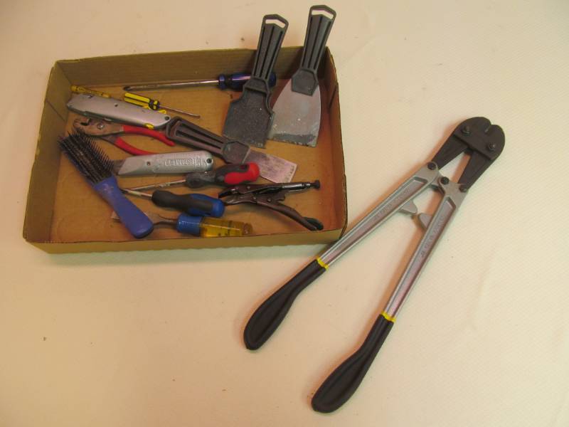 lot 187 image: Bolt cutter, vice grips, utilities knife, pliers, and more