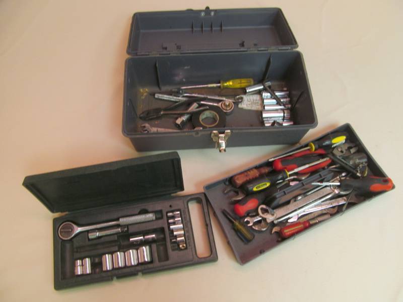 lot 190 image: Tool box- screwdrivers, hand tools, sockets, ratchets
